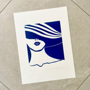 La Charmeuse au Chapeau - Bleu Océan - 30x40 cm