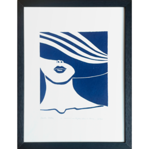 La Charmeuse au Chapeau - Bleu de Prusse - 30x40 cm