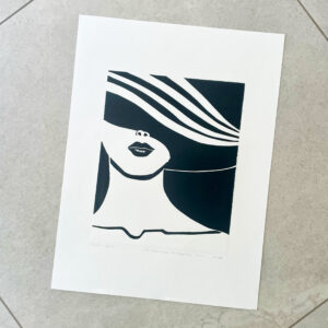 La Charmeuse au Chapeau - Noir Luxe - 30x40 cm