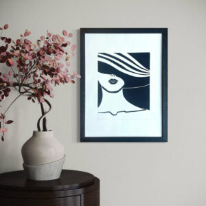 La Charmeuse au Chapeau - Noir Luxe - 30x40 cm