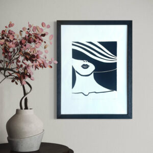 La Charmeuse au Chapeau - Noir Luxe - 30x40 cm